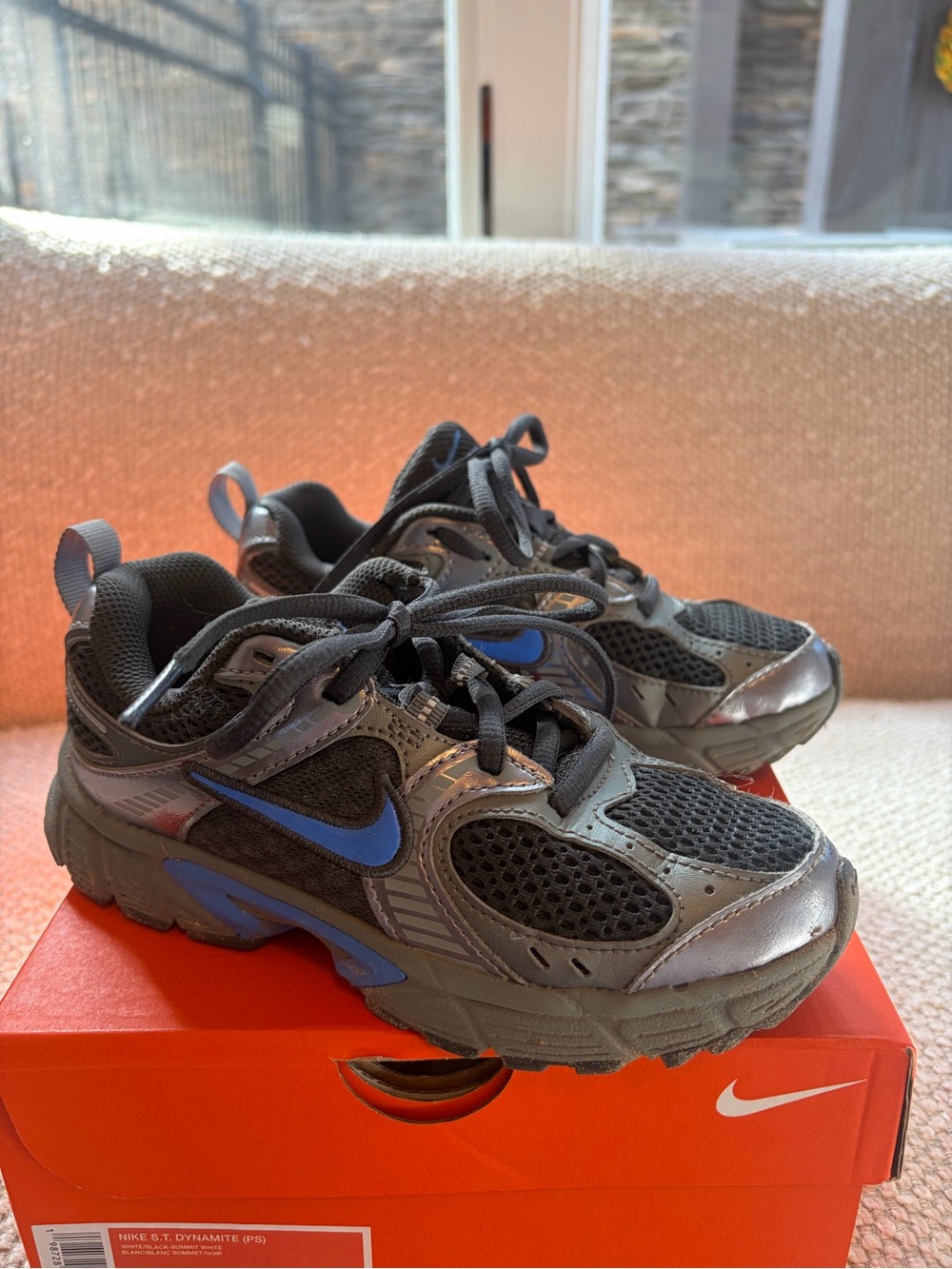 Nike Kids Black and Blue Low-Top Sneakers